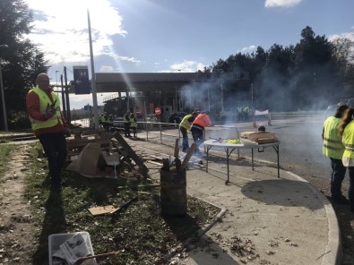 Fransa Ayakta Açıklaması Eylemler Devam Ediyor