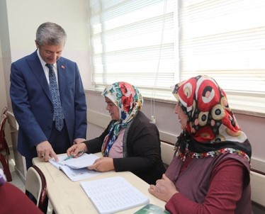 Şahinbey Belediyesi Okuma-Yazma Öğrenenlere Kahve Fincanı Hediye Ediyor