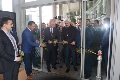 Akhisar'da 'Kırk Çizgi Kırk Hadis' Sergisi Açıldı
