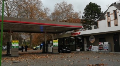 Almanya'da Bir Zanlı, Benzin İstasyonundaki Kasiyeri Rehin Aldı