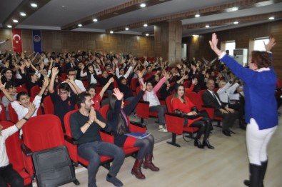 Başkan Seçildi, 'Kahkaha Yogasını' Getirdi