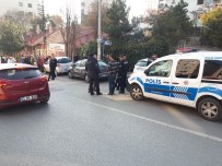 KIRTASİYE ÜRÜNÜ - Başkent'te Kırtasiyecide Bıçaklı Kavga Açıklaması 2 Yaralı