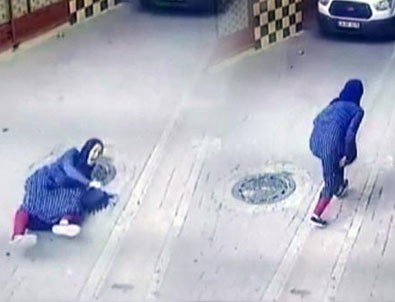 Çantası çalınan Çinli kadın yerde metrelerce sürüklendi