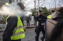 KADIN EYLEMCİ - Fransa'daki Protestolarda 52 Gözaltı