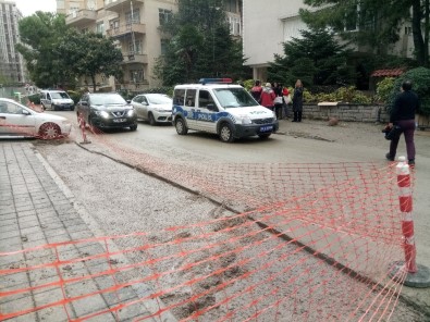 Hastaneye Giderken Beton Dolu Çukura Düştüler