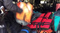 İNSAN TİCARETİ - Polisin Şüphelendiği Minibüsten 53 Düzensiz Göçmen Çıktı