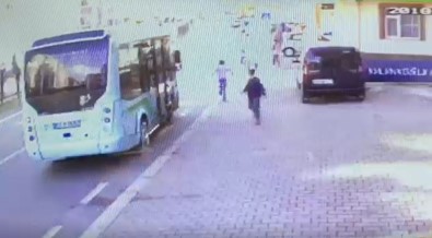 Rize'de Minibüs İle Yarışan Çocuğa Kamyon Çarptı