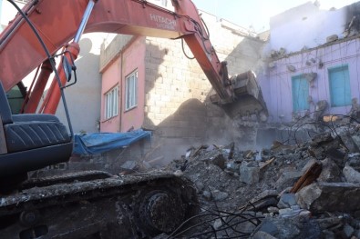 Siirt'te Tehlike Arz Eden Binalar Görevlilerce Yıkıldı
