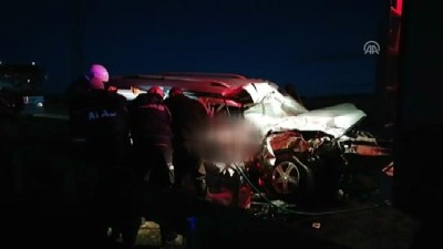 Sivas'ta Yolcu Otobüsü Hafif Ticari Araçla Çarpıştı Açıklaması 2 Ölü, 4 Yaralı