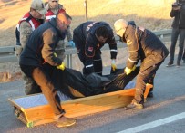 ALACAHAN - Sivas'ta Yolcu Otobüsü İle Hafif Ticari Araç Çarpıştı Açıklaması 2 Ölü, 4 Yaralı