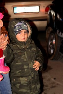 Ara Sokaktan Fırlayan Araç İki Çocuklu Aileye Çarpıp Kaçtı