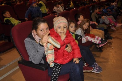 Arguvan'da Tiyatro Gösterimine Çocuklardan Büyük İlgi