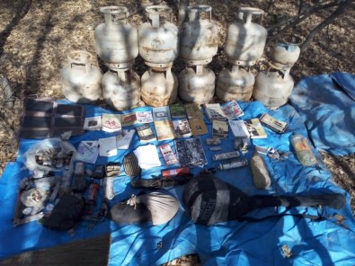 Bingöl'de 6 Odalı Sığınak İle Patlayıcılar Ele Geçirildi