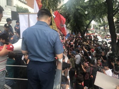 Çin Devlet Başkanı Xi, Filipinlerde Protesto Edildi
