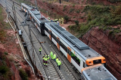 İspanya'da Yolcu Treni Raydan Çıktı Açıklaması 1 Ölü, 44 Yaralı