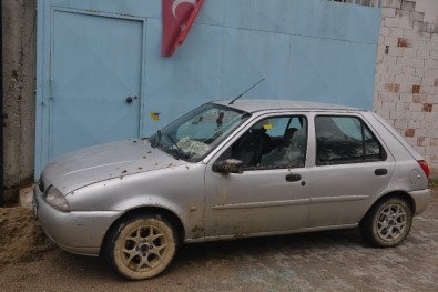 Manisa'da Park Halindeki Otomobil Kurşunlandı