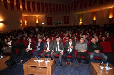 Öğrenci Ve Öğretmenlere Bilinçli Teknoloji Ve Sosyal Medya Kullanımı Konulu Konferans Verildi