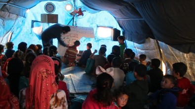 Suriye'de 200 Bin Çocuk Çadırlarda Eğitim Görüyor