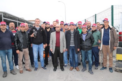 Tofaş'ta İşine Son Verilen 97 İşçi  Fabrika Önünde Eylem Yaptı