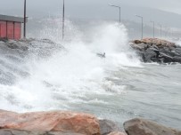 DENIZ OTOBÜSÜ - Bandırma Körfezi'nde Fırtına Dev Dalgalar Oluşturdu