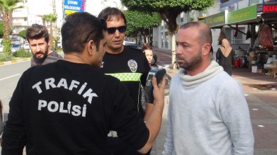 Direksiyon Başında Tansiyonu Yükseldi, Araçla Kaldırımdaki Boş Masalara Daldı