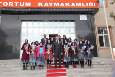 İmam Hatip Öğrencileri Bütün İlçeye Gül Dağıttılar