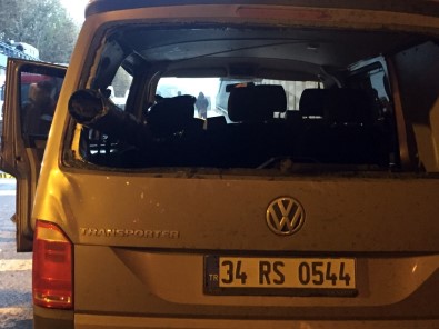 İstanbul'da Korkunç Kaza Açıklaması Araç Bariyerlere Saplandı