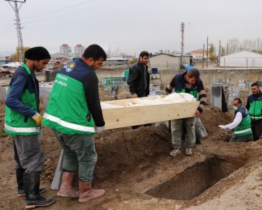 Kaçak Göçmenler Kimsesizler Mezarlığına Defnedildi