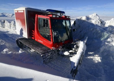 Kar Ve Tipiden Dolayı Yolu Kapanan Mezradaki Hasta, Kar Üstü Aracıyla Kurtarıldı