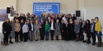 Kazaklarını Söküp Üşüyen Çocuklara Kazak Örüyorlar
