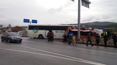 Kırkağaç'ta Otobüs İle Vinç Yüklü Kamyon Çarpıştı Açıklaması 17 Yaralı