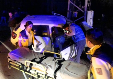 Milas'ta Kontrolden Çıkan Araç Trafoya Çarptı; 3 Yaralı