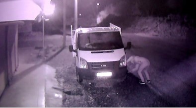 Sabah Kamyonetindeki Hasarı Gördü, Güvenlik Kamerasını İzleyince Devreye Jandarma Girdi