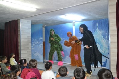 Şuhut'ta 300 Minik Öğrenci İlk Kez Tiyatro İle Tanıştı