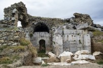 Tarihi Roma Tiyatrosu'ndan 2500 Yıllık Seramikler Çıktı...