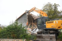ORMAN ARAZİSİ - Uludağ yolundaki kaçak ev yıkıldı
