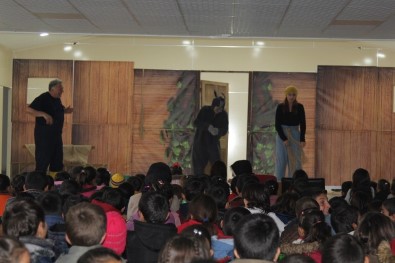 'Ali Babanın Çiftliği' Oyunu Başkale'de Sahnelendi