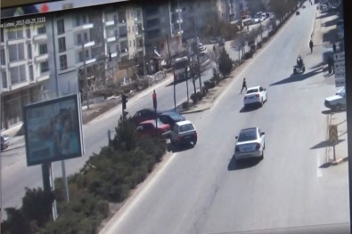 Çocuğunun Elini Bıraktı, Kırmızı Işıkta Otomobil Çarptı