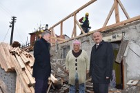 METIN ÇELIK - Evinin Çatısı Kullanılamaz Halde Olan Yaşlı Kadına Belediye Sahip Çıktı