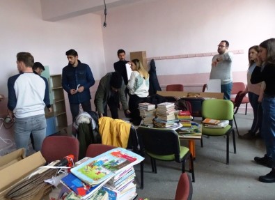 İki Üniversite İlkokula Kütüphane Kurdu