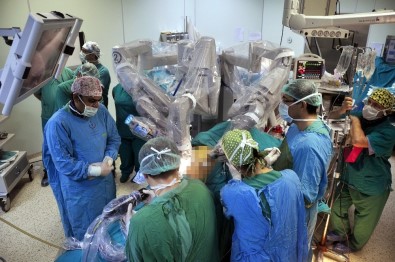 Kanserli Hastalara 'Davinci Robotu' İle Kesisiz Ameliyat