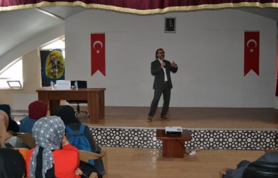 Kulu'da 'Bilinçli Aile, Duyarlı Gençlik' Konulu Konferans