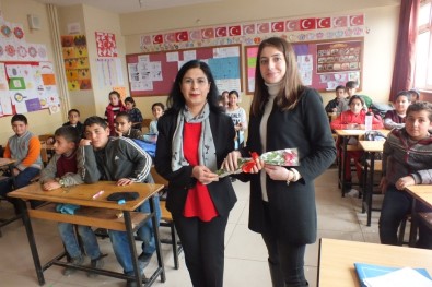 Malazgirt'te Okul Aile Birliği Başkanı Öğretmenlere Çiçek Dağıttı