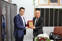 ÖZEL OKUL - Pekfen'den Yılın Öğretmenine Plaket