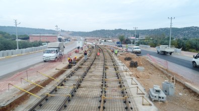 Raylı Sistem'de Katener Direkleri Dikildi