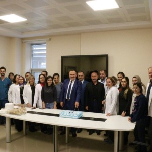 Sağlık-Sen, Diş Hekimleri Gününü Pasta Keserek Kutladı