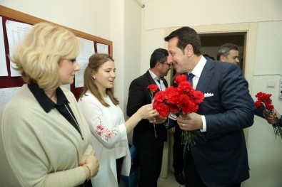 Tok'tan 4 Bin 800 Öğretmene Karanfil