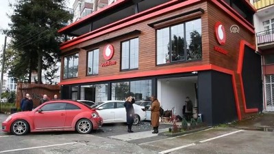 Trabzon'da Kontrolden Çıkan Minibüs İş Yerine Girdi