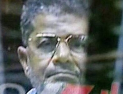 Tutuklu devrik lider Mursi'den yıllar sonra ilk fotoğraf