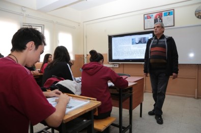 Doğuştan Görme Engelli Öğretmen, Öğrencileri İçin Her Gün Bir Kilometre Yürüyor
